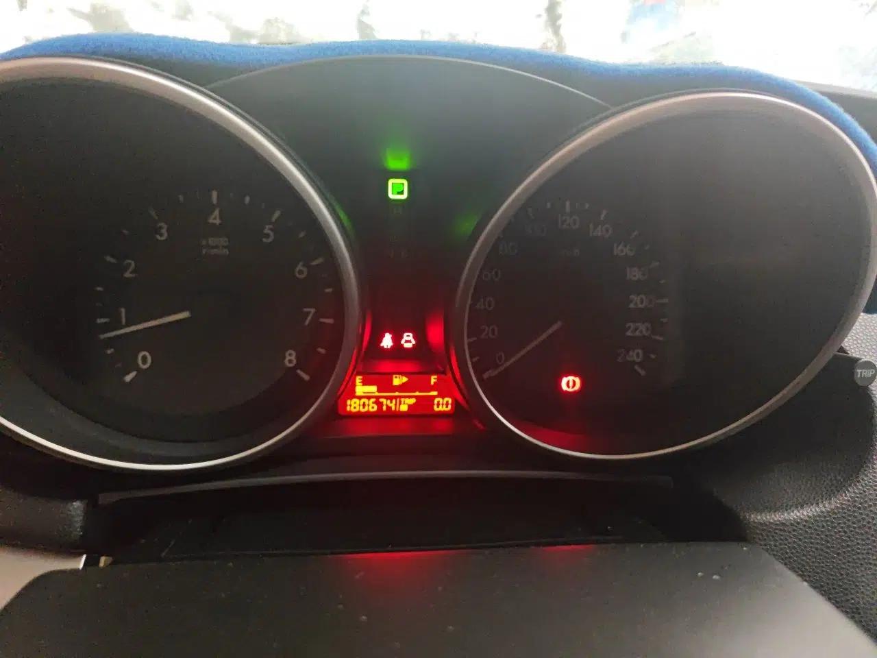 Mazda 3 2010 Hatchback 1.6 Automatic Luxury Model — миниатюра 12