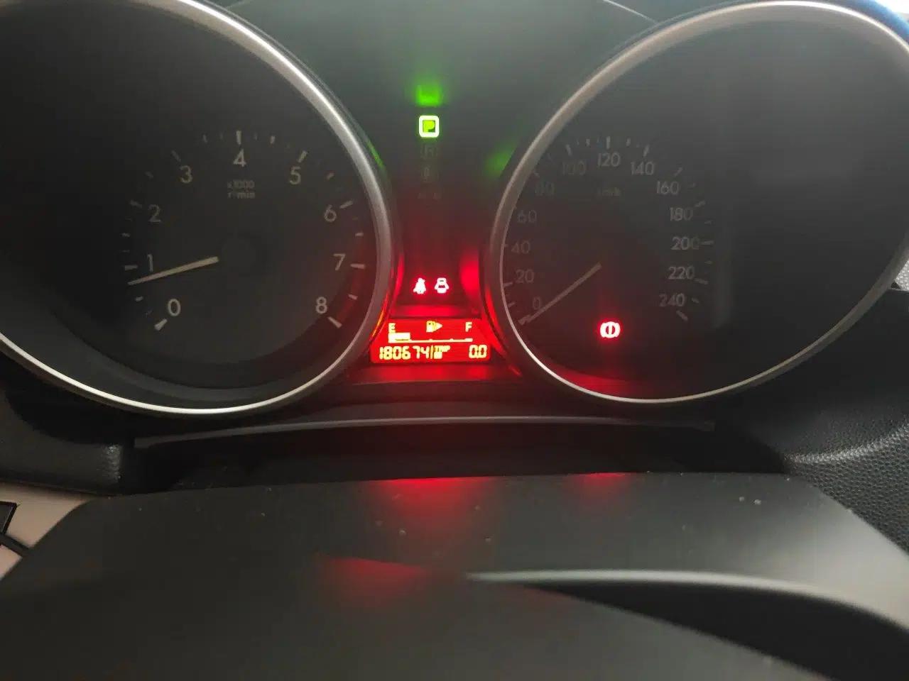 Mazda 3 2010 Hatchback 1.6 Automatic Luxury Model — миниатюра 13