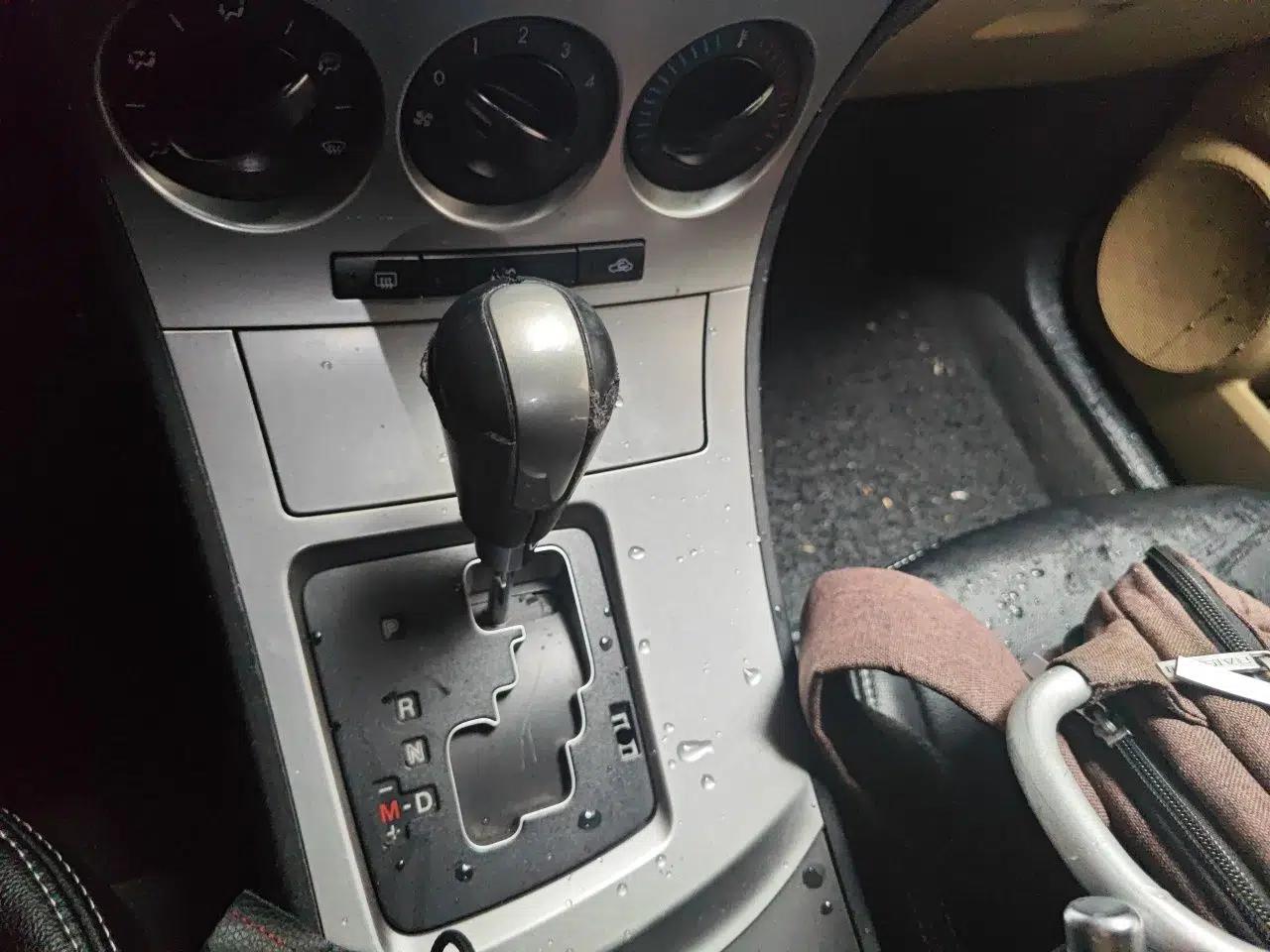 Mazda 3 2010 Hatchback 1.6 Automatic Luxury Model — миниатюра 15