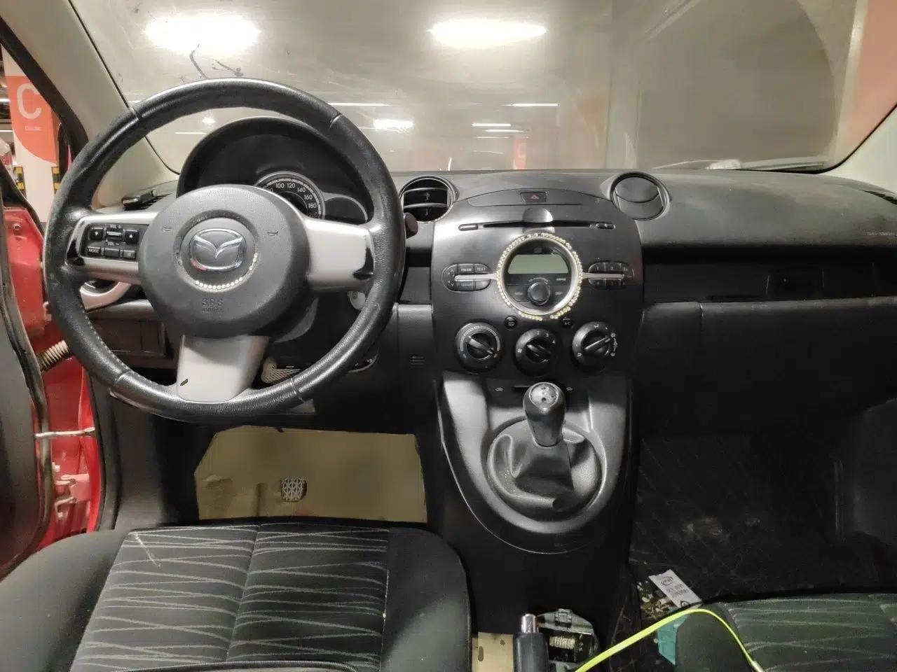 Mazda 2 2011 XuanDong 1.5L Manual Fashion Edition — миниатюра 10