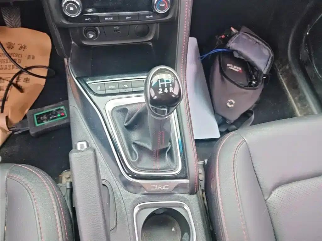 Refine R3 2018 1.6L Manual Deluxe Sunroof Model — миниатюра 14
