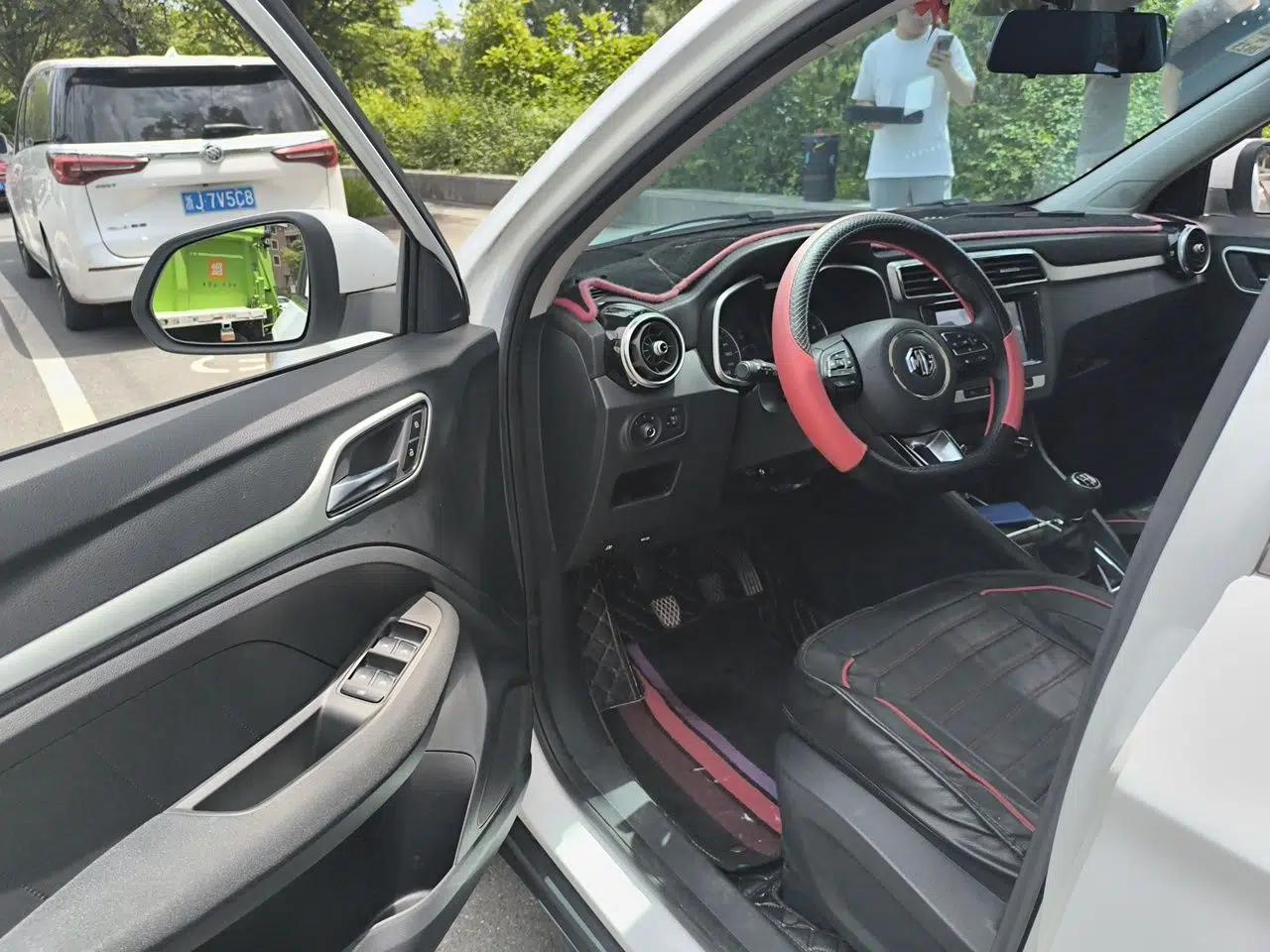 MG ZS 2020 Global Bestseller with 1.5L Engine Manual Transmission and a Massive 65-Inch Panoramic Sunroof Version — миниатюра 17