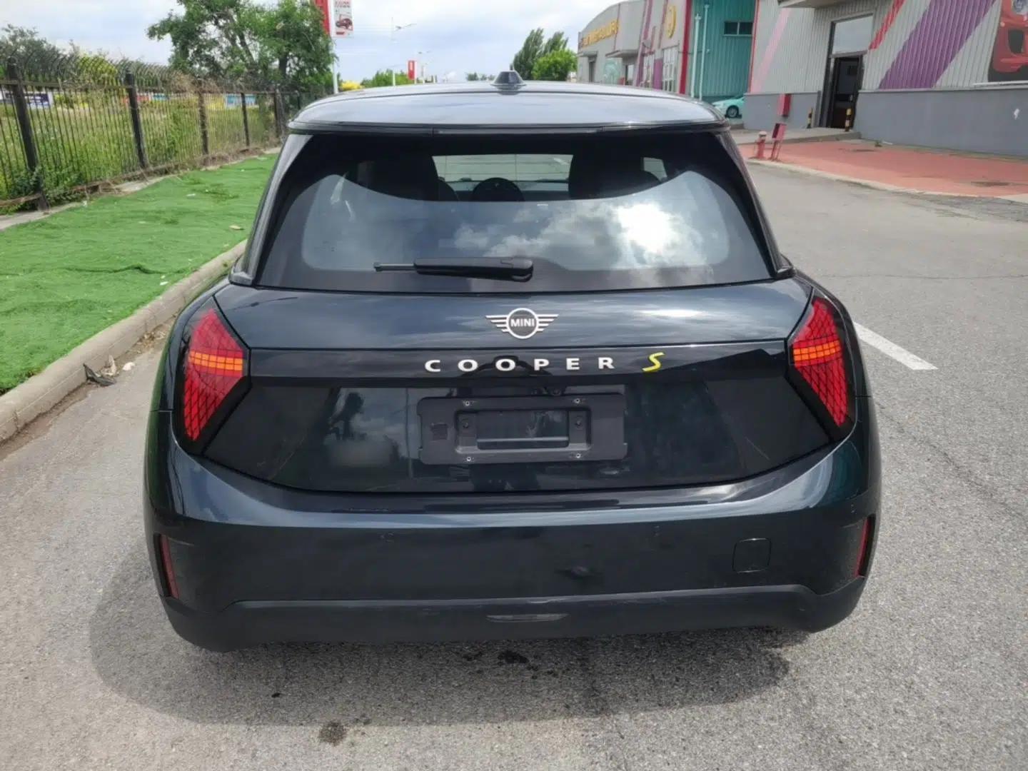 MINI Electric COOPER 2024 452km COOPER SE Artist — миниатюра 5