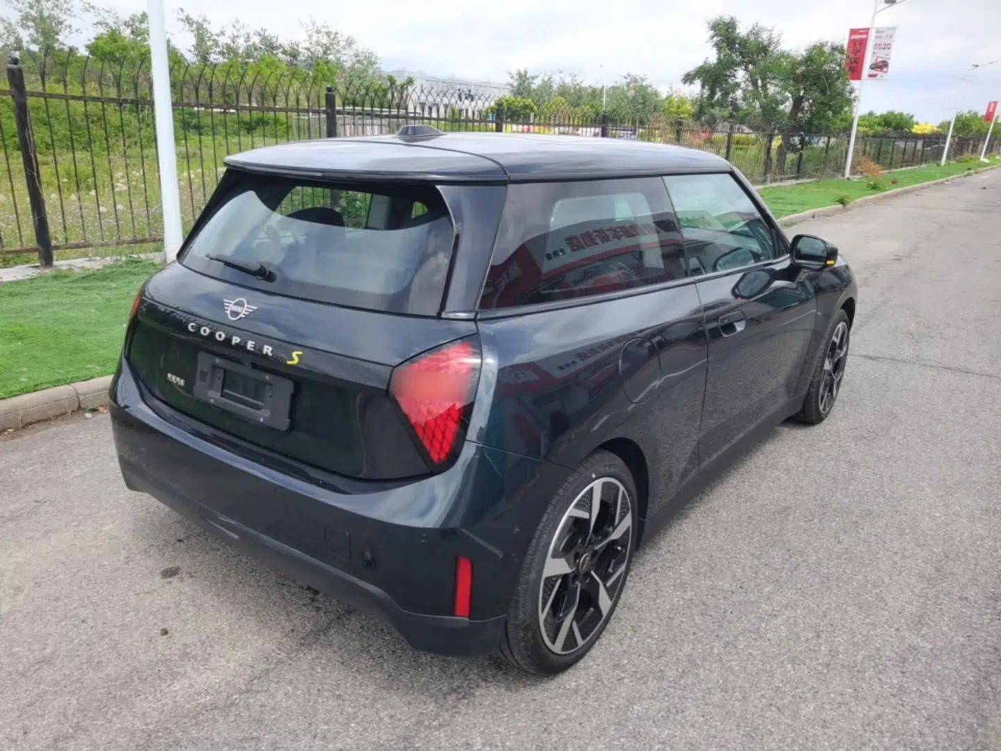 MINI Electric COOPER 2024 452km COOPER SE Artist — миниатюра 6