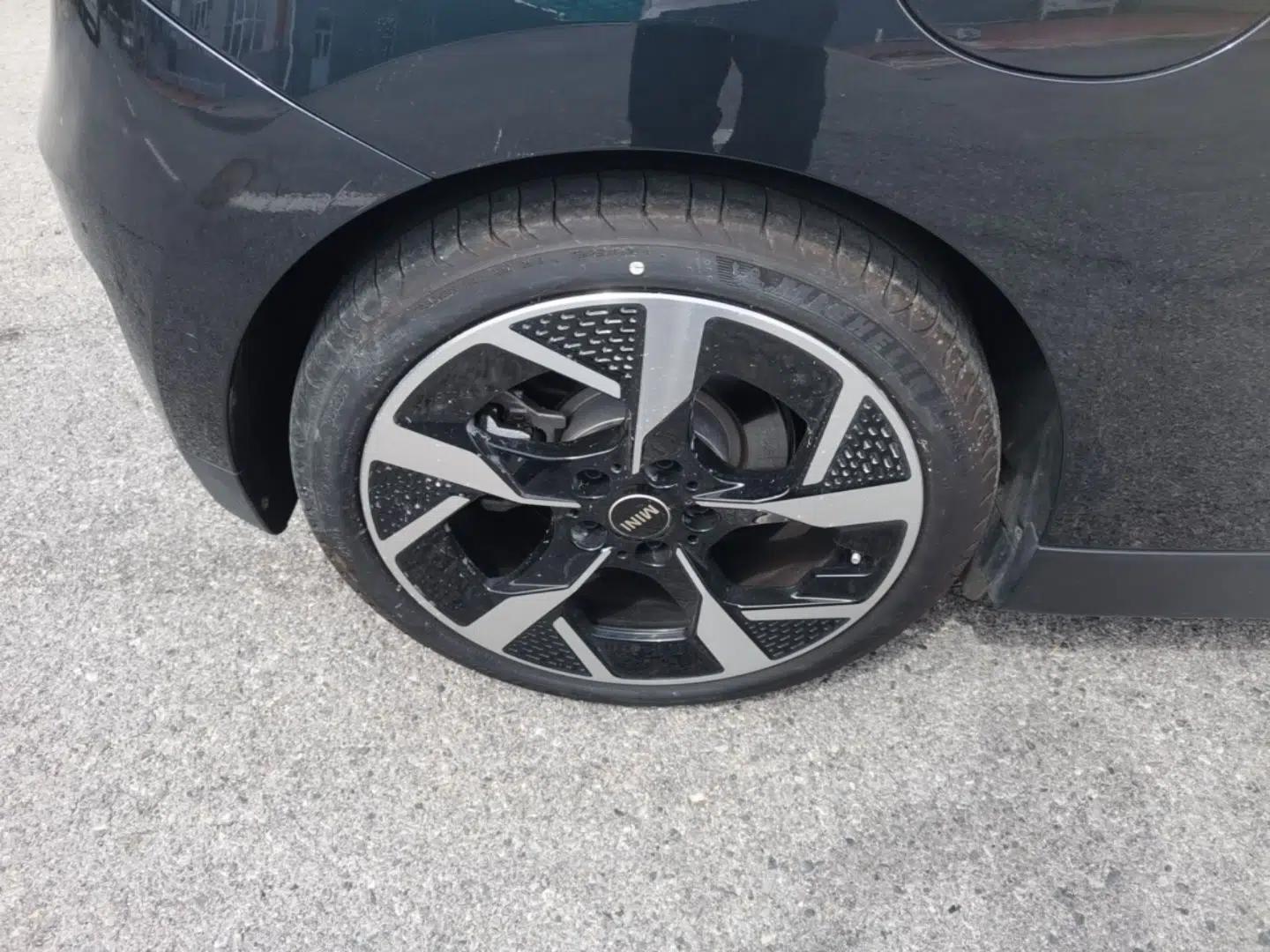 MINI Electric COOPER 2024 452km COOPER SE Artist — миниатюра 10