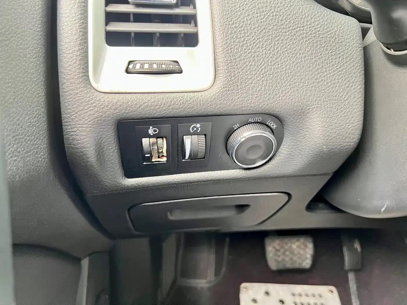 Yusheng S350 2013 2.4T Automatic 4WD Diesel Super Luxury 5-Seater — миниатюра 13
