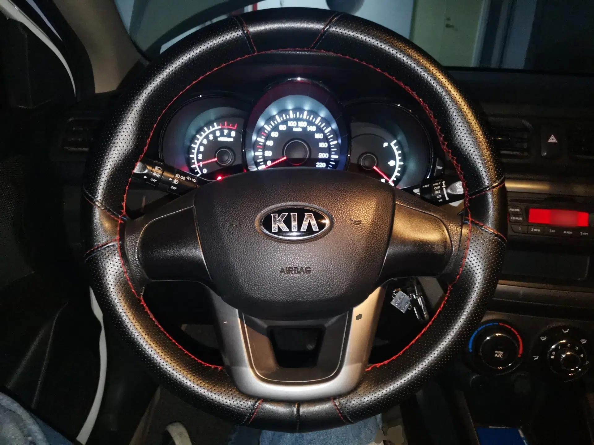 Kia K2 2012 Sedan 1.4L MT GLS Commemorative Edition — миниатюра 11