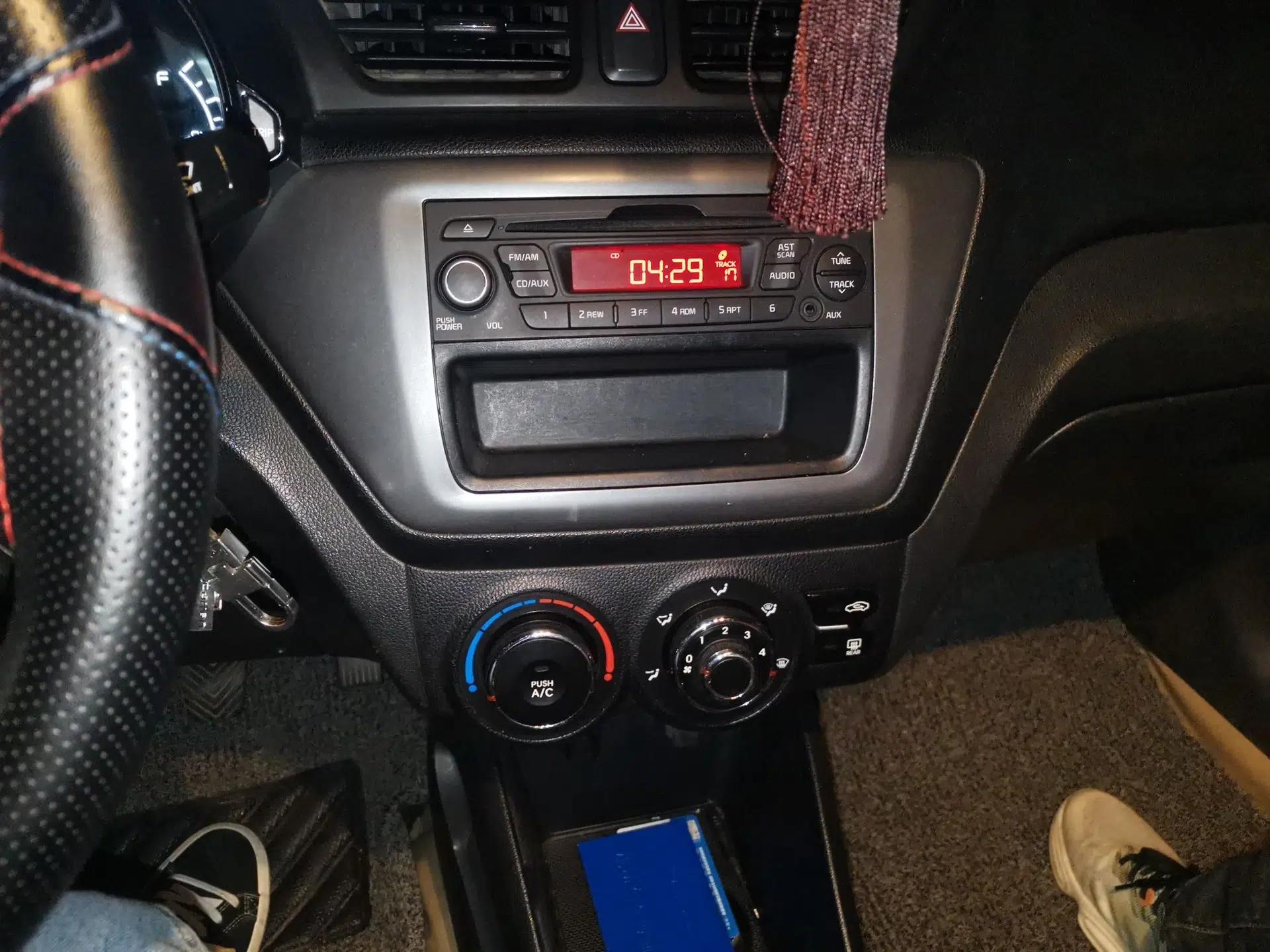 Kia K2 2012 Sedan 1.4L MT GLS Commemorative Edition — миниатюра 14