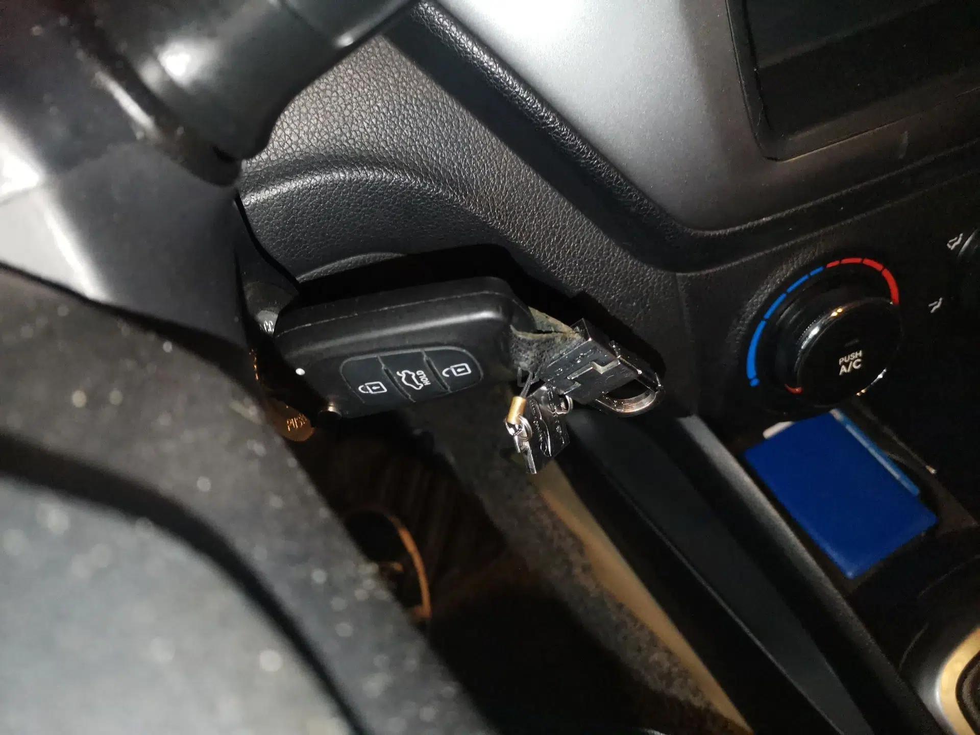 Kia K2 2012 Sedan 1.4L MT GLS Commemorative Edition — миниатюра 9