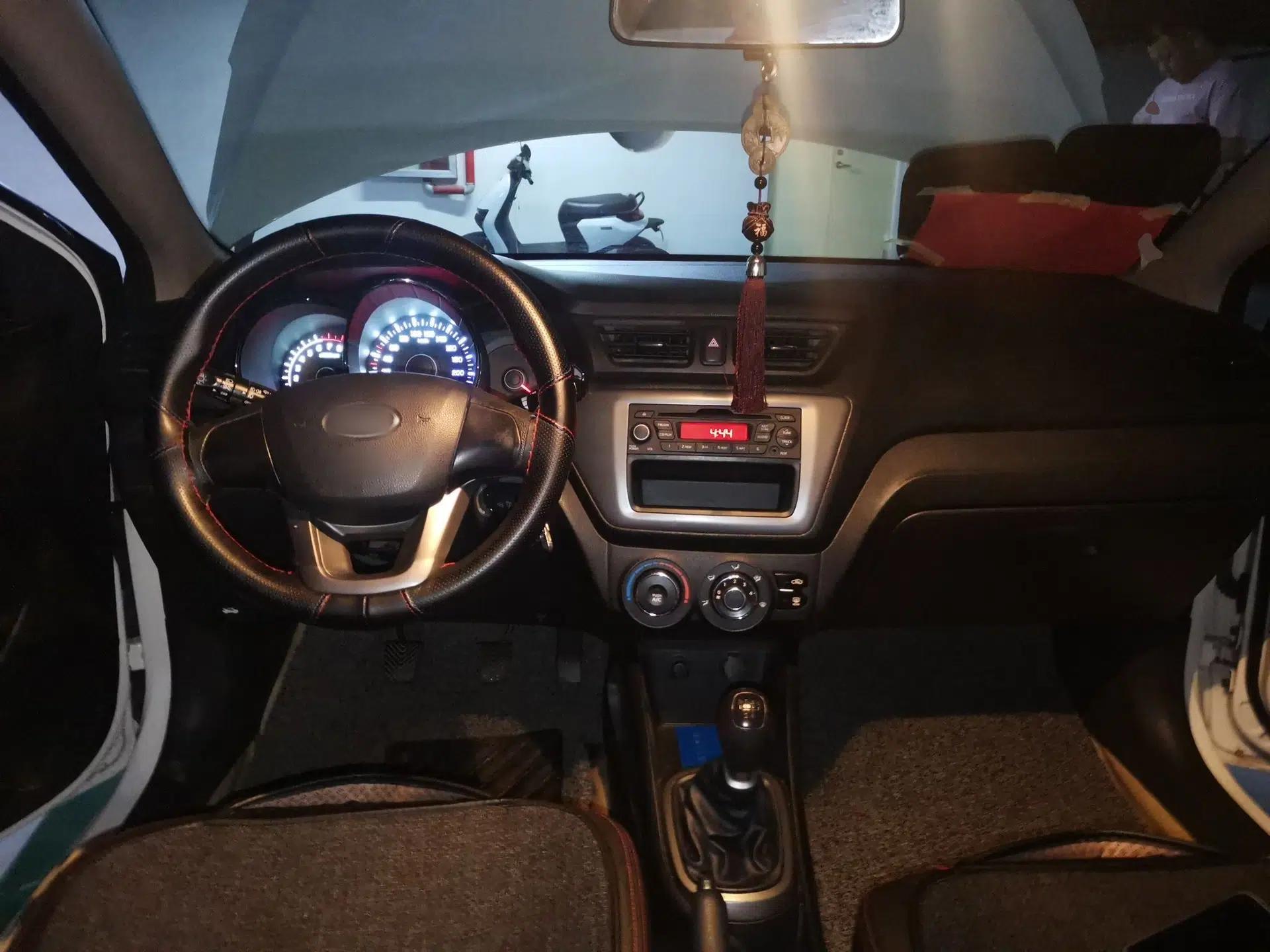 Kia K2 2012 Sedan 1.4L MT GLS Commemorative Edition — миниатюра 10