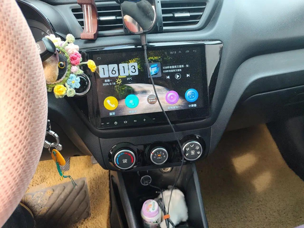 Kia K2 2015 Hatchback 1.4L MT GLS Cool Edition — миниатюра 14
