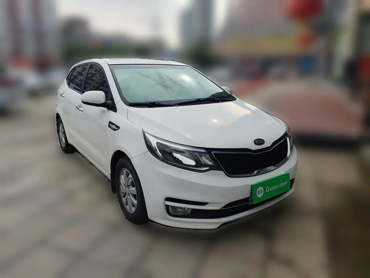 Kia K2 2015 Hatchback 1.4L MT GLS Cool Edition — миниатюра 3