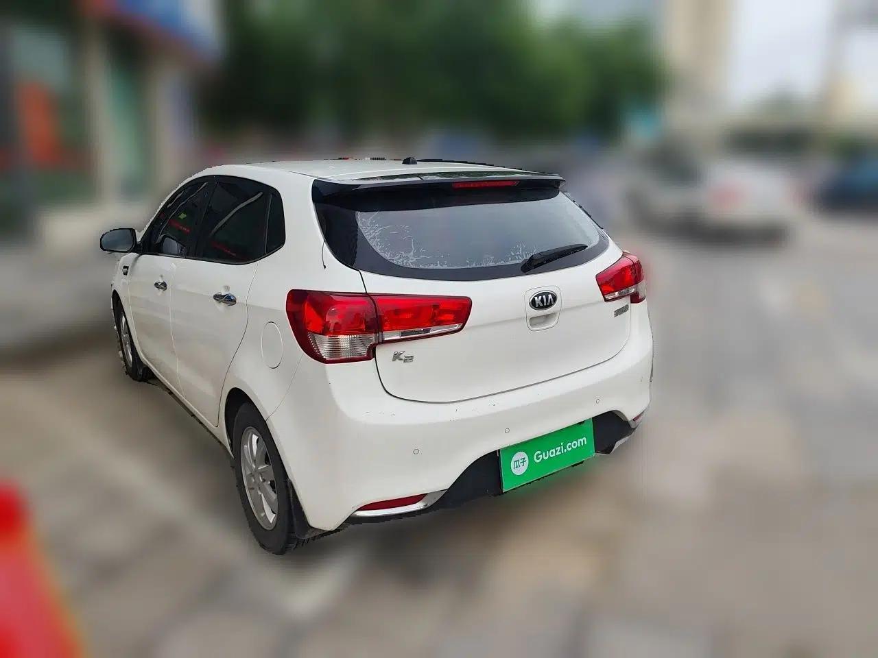 Kia K2 2015 Hatchback 1.4L MT GLS Cool Edition — миниатюра 4