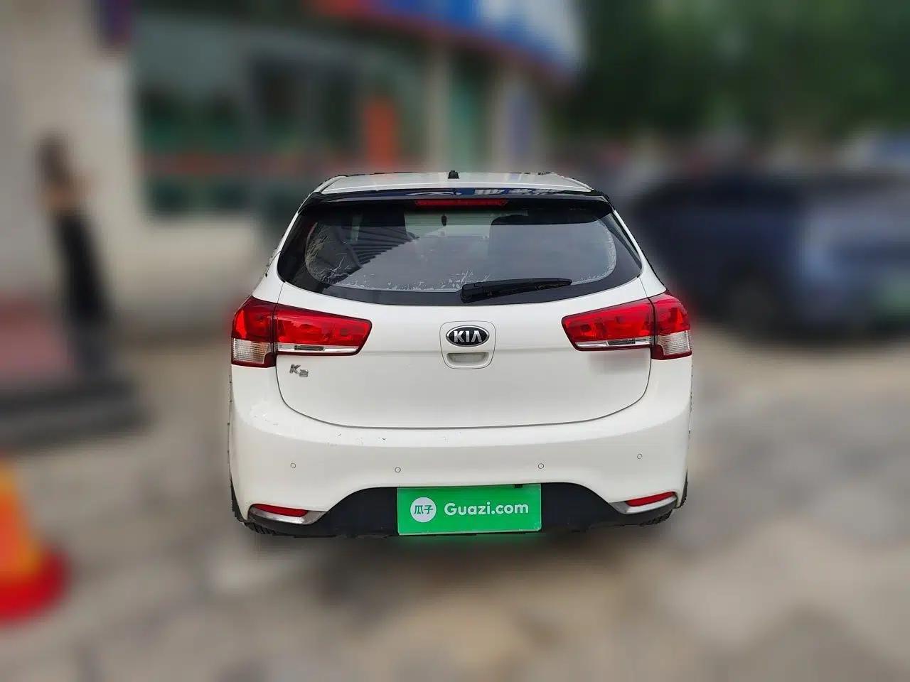 Kia K2 2015 Hatchback 1.4L MT GLS Cool Edition — миниатюра 5