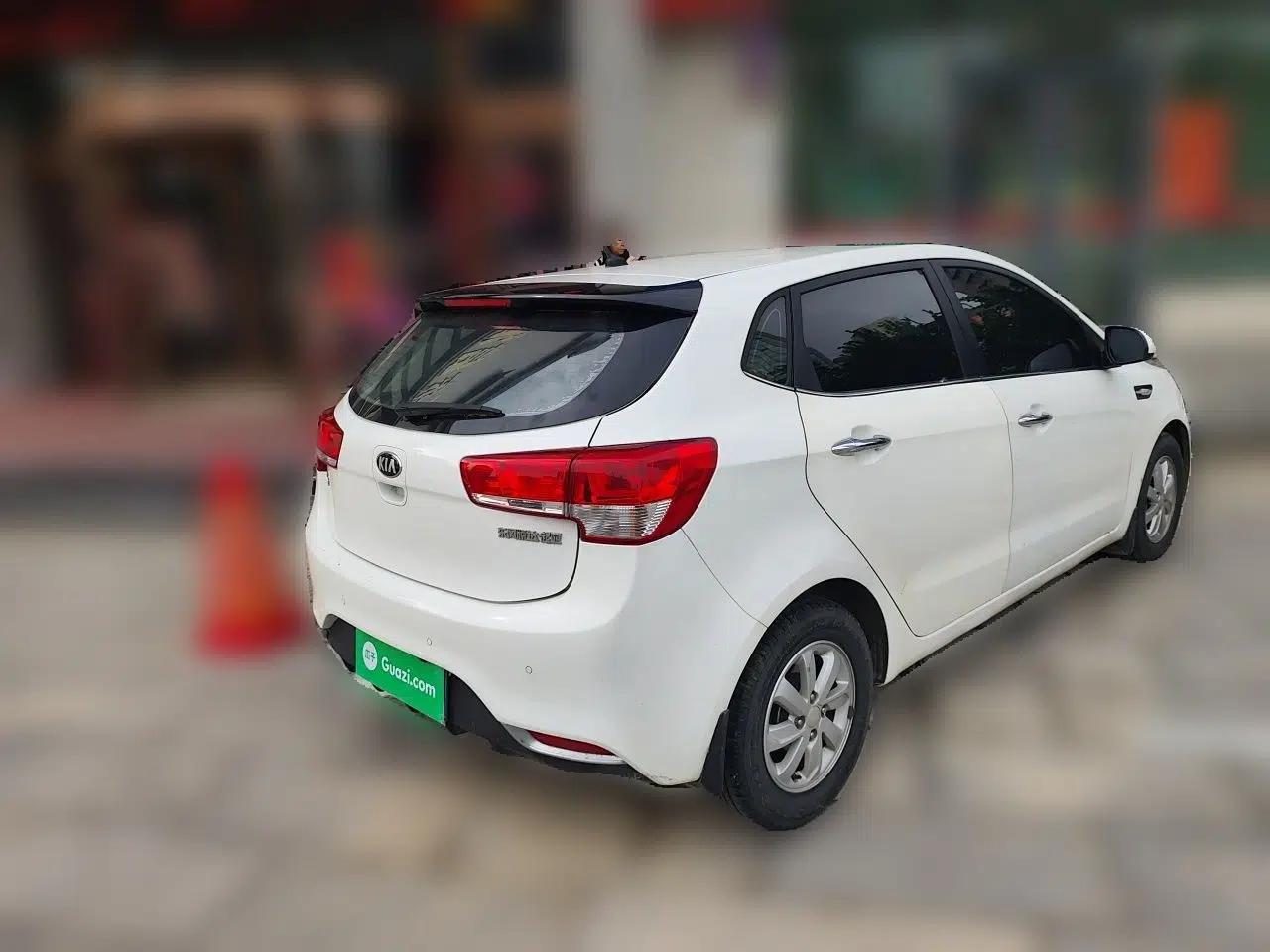 Kia K2 2015 Hatchback 1.4L MT GLS Cool Edition — миниатюра 6