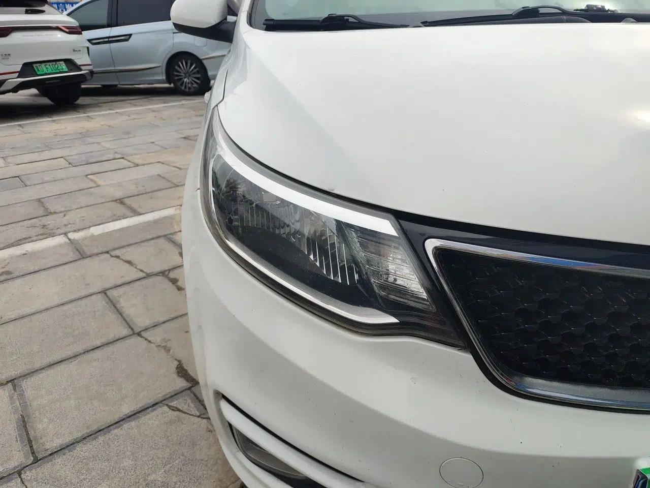 Kia K2 2015 Hatchback 1.4L MT GLS Cool Edition — миниатюра 7
