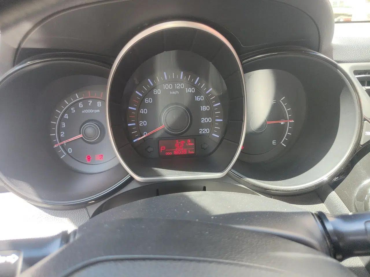 Kia K2 2012 Sedan 1.4L Automatic GLS Commemorative Edition — миниатюра 12