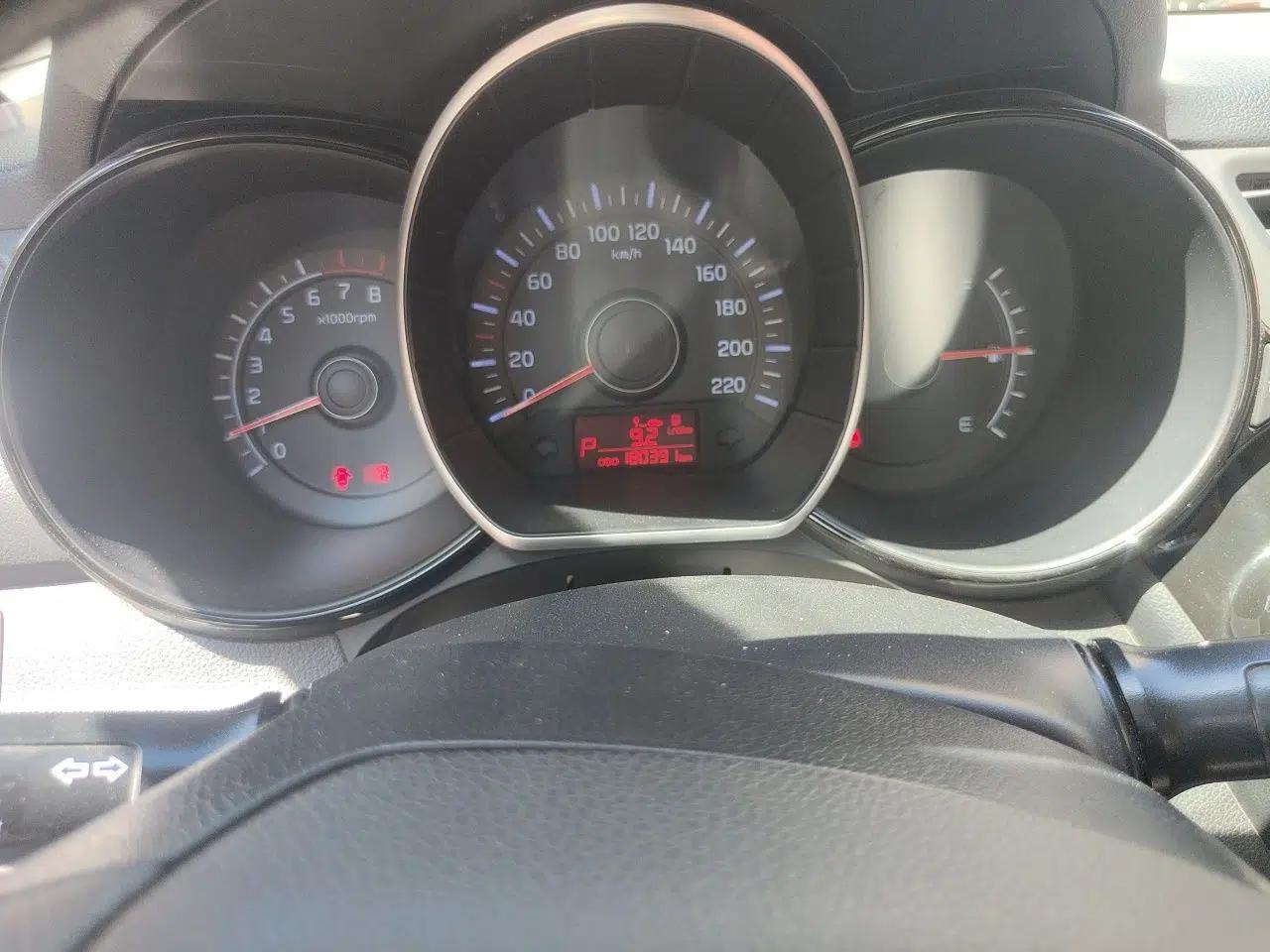 Kia K2 2012 Sedan 1.4L Automatic GLS Commemorative Edition — миниатюра 13