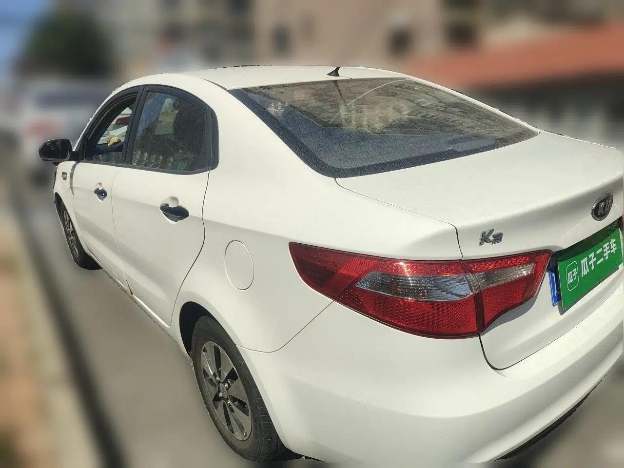 Kia K2 2012 Sedan 1.4L Automatic GLS Commemorative Edition — миниатюра 4