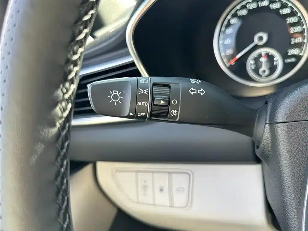 Genesis G70 2023 2.0T Rear-Wheel Drive Luxury Edition — миниатюра 23