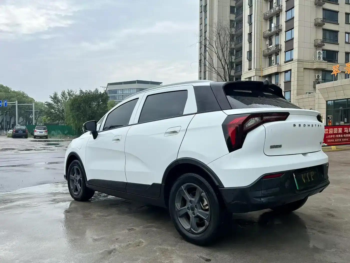Geely Geometry E Firefly 2023 Model 320KM Cute Tiger 5-Seater — миниатюра 9