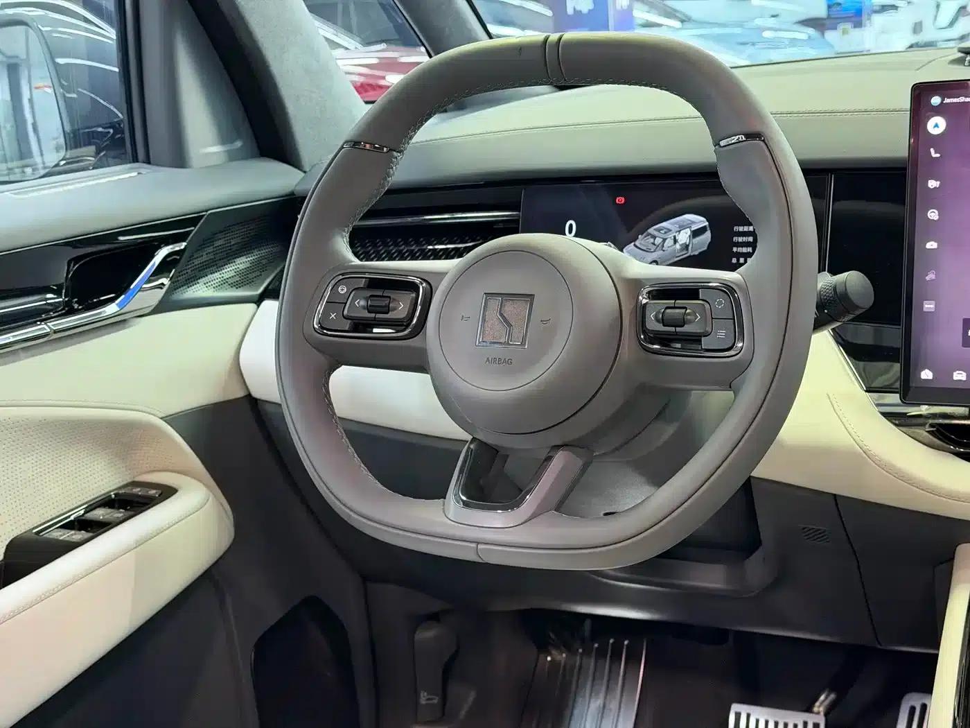 Jike 009 2024 Model Six-Seat Executive Edition AWD 108kWh — миниатюра 3