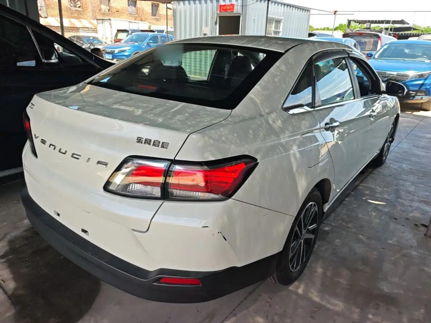 Venucia D60 2018 1.6L Manual Smart Connect Elite Edition — миниатюра 4