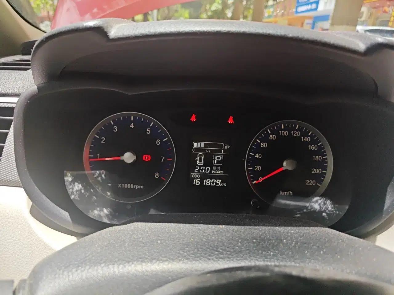 Venucia R50 2015 1.6L Automatic Fashion Edition — миниатюра 12
