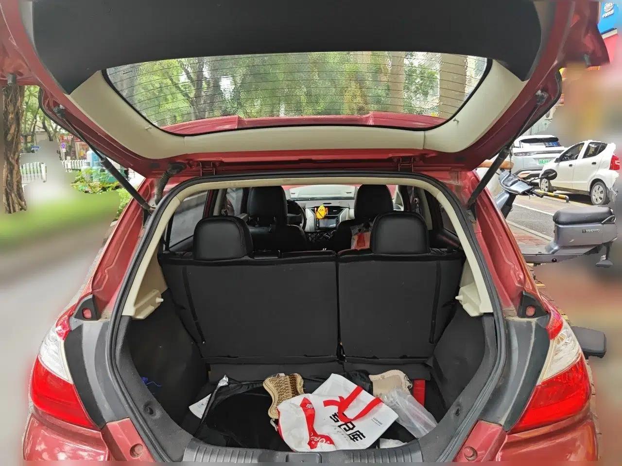Venucia R50 2015 1.6L Automatic Fashion Edition — миниатюра 20