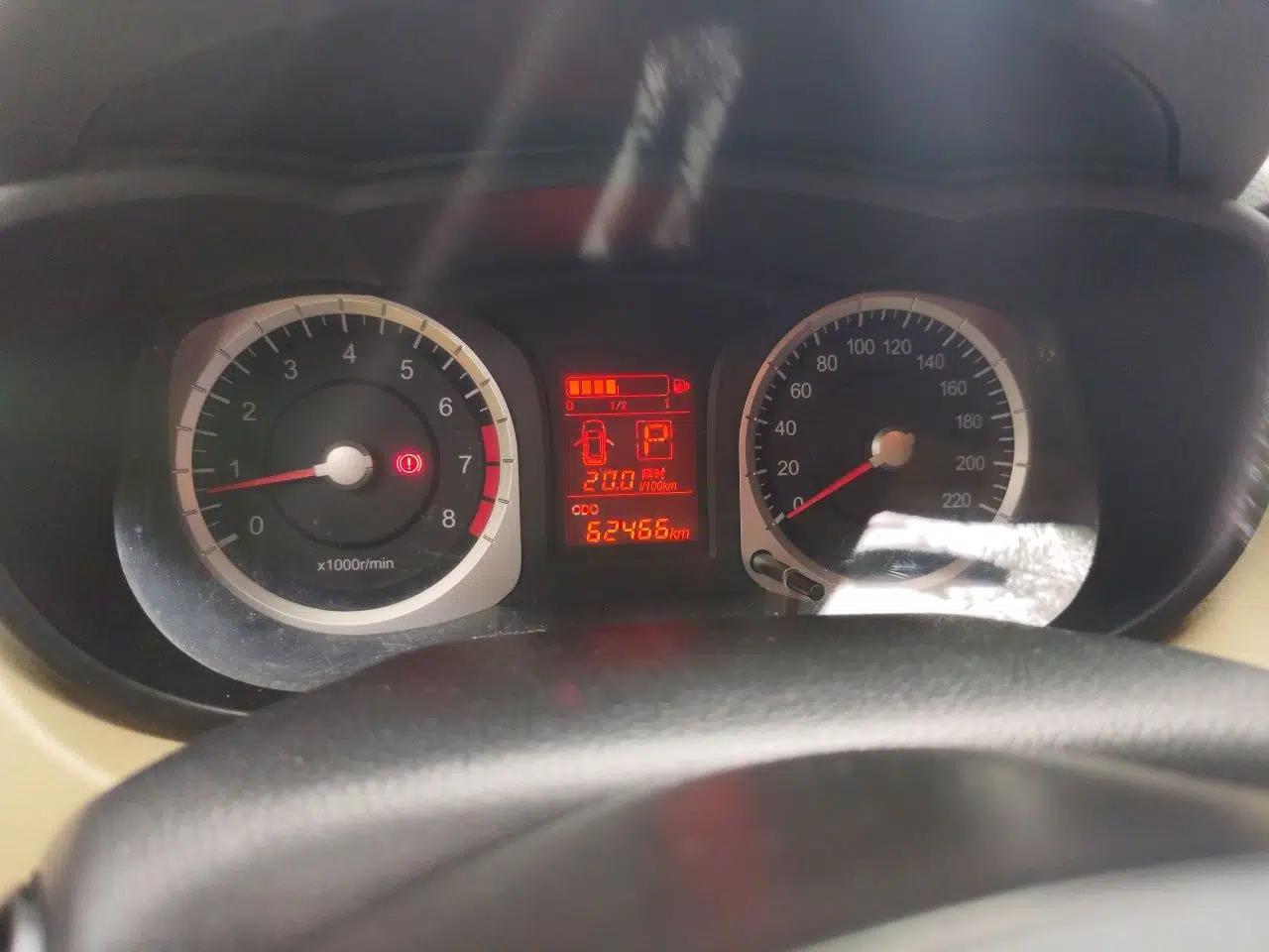 Venucia R50 2013 1.6L Automatic Luxury Edition — миниатюра 12