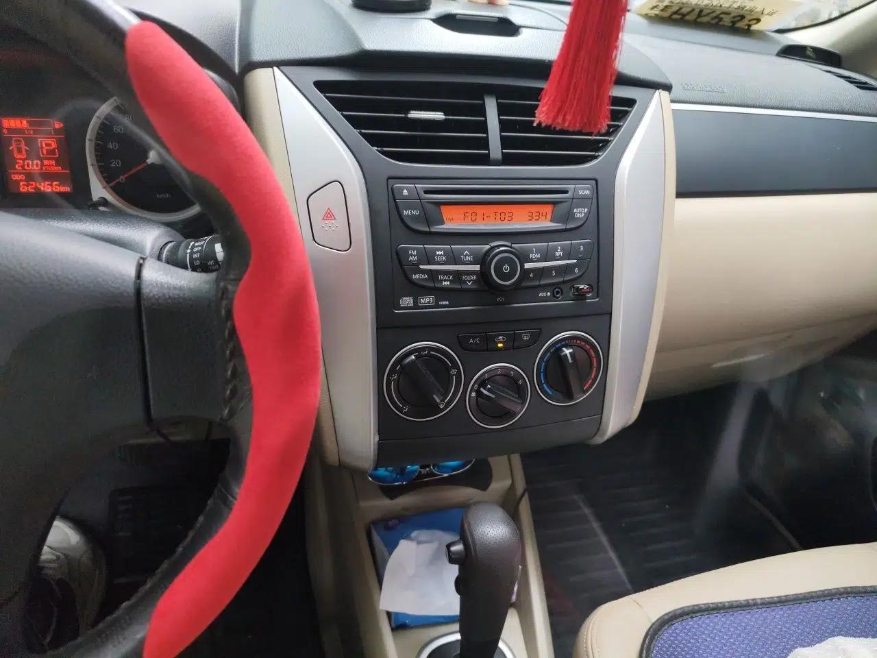 Venucia R50 2013 1.6L Automatic Luxury Edition — миниатюра 14