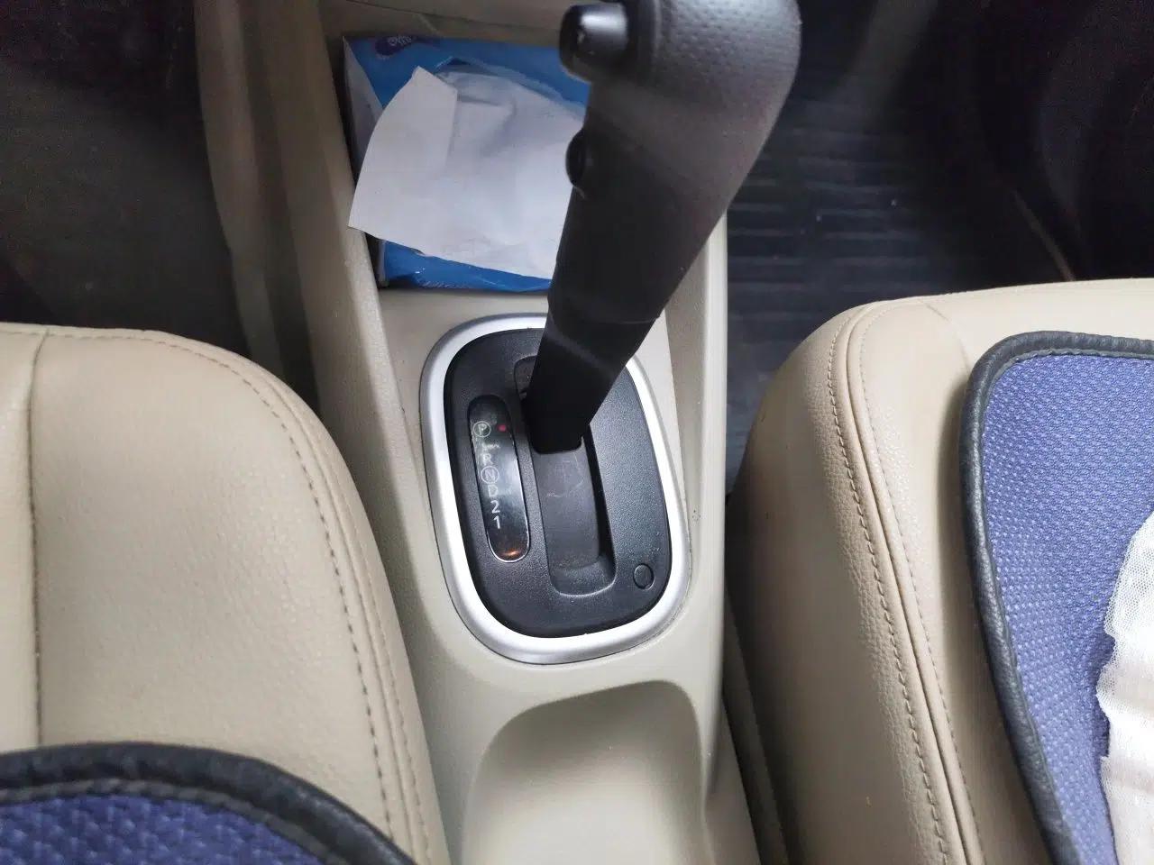 Venucia R50 2013 1.6L Automatic Luxury Edition — миниатюра 15