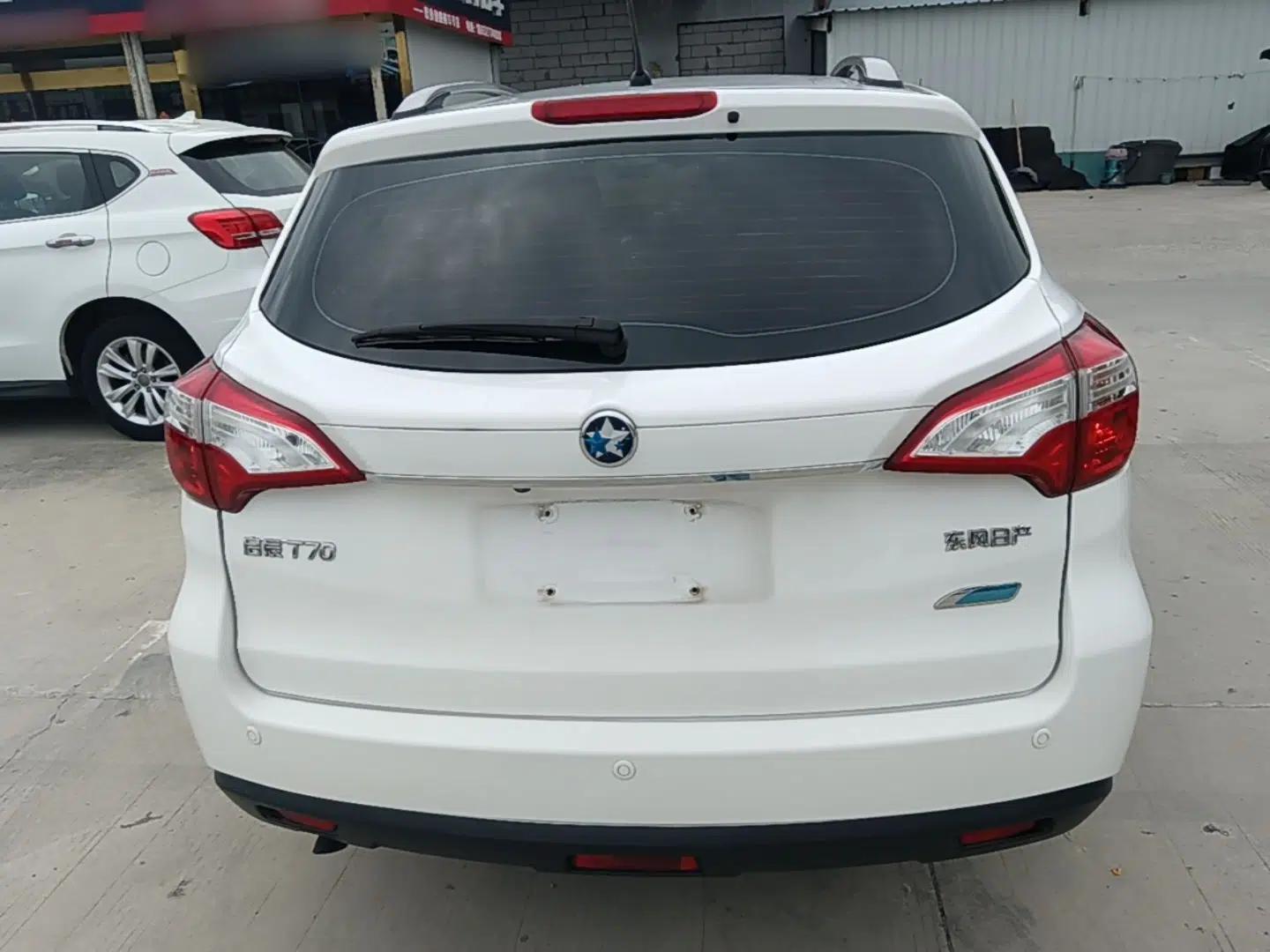 Venucia T70 2015 2.0L CVT Smart Choice Edition — миниатюра 5
