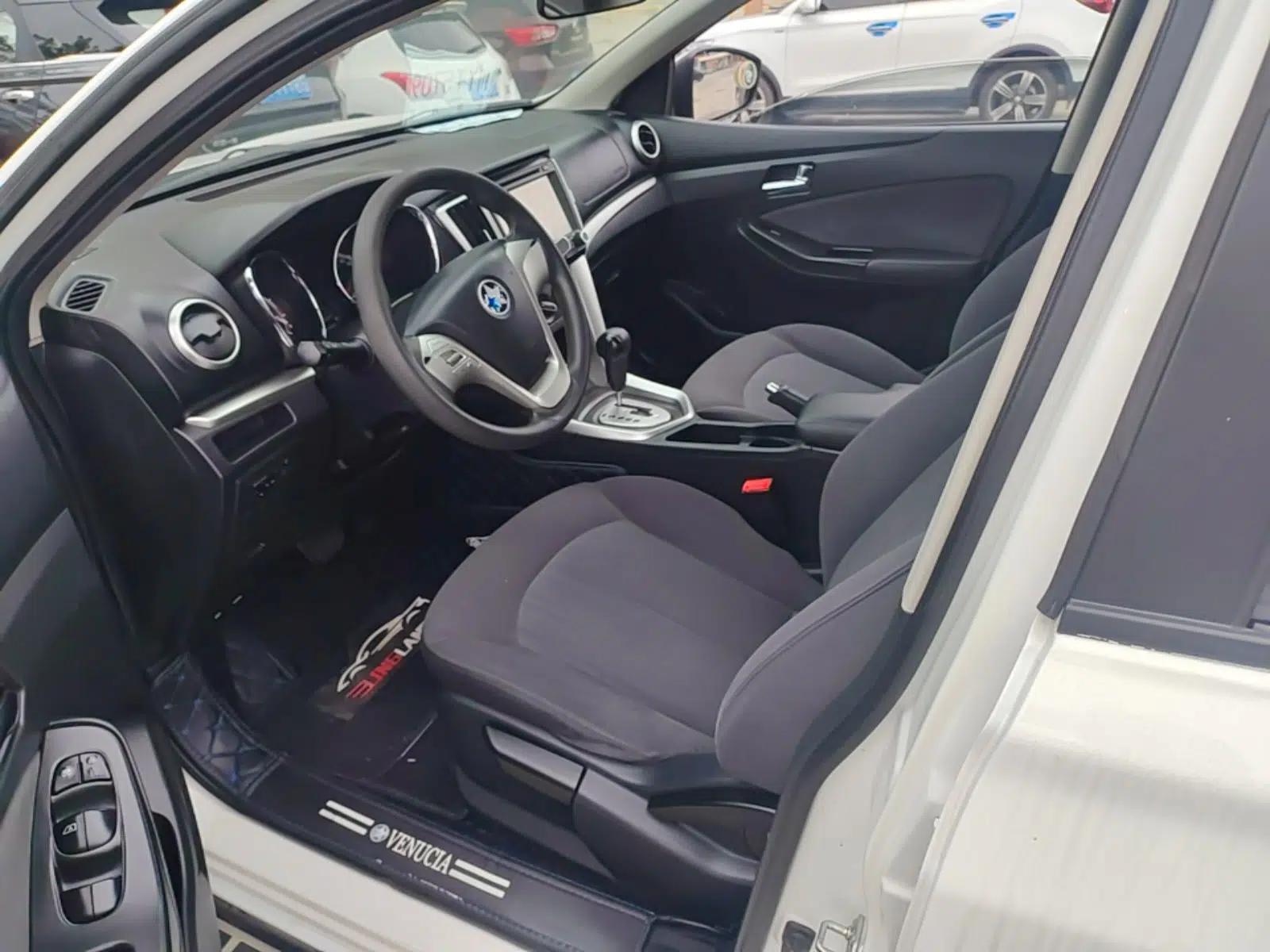Venucia T70 2015 2.0L CVT Smart Choice Edition — миниатюра 18
