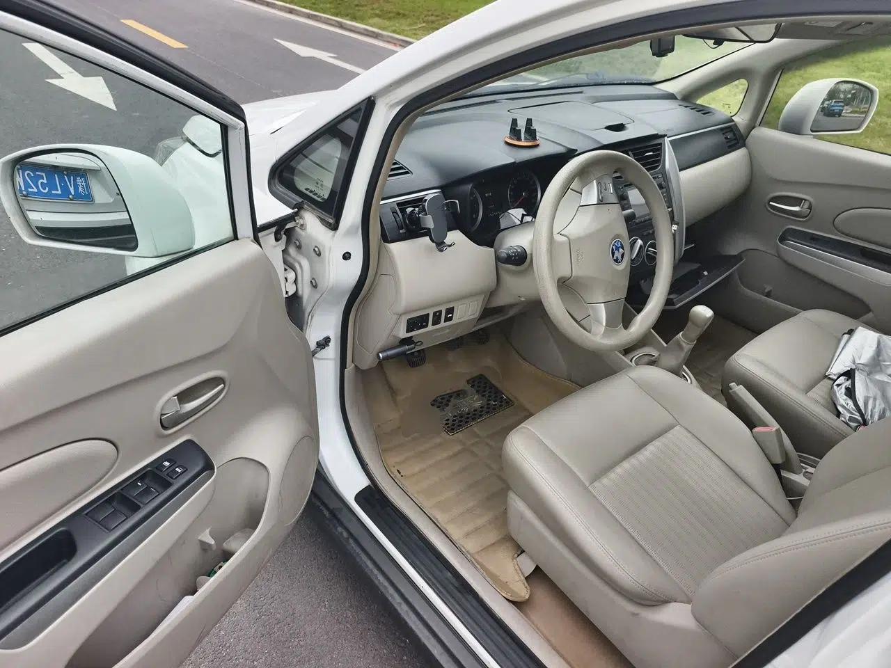 Venucia D50 2015 1.6L Manual Luxury Edition — миниатюра 17