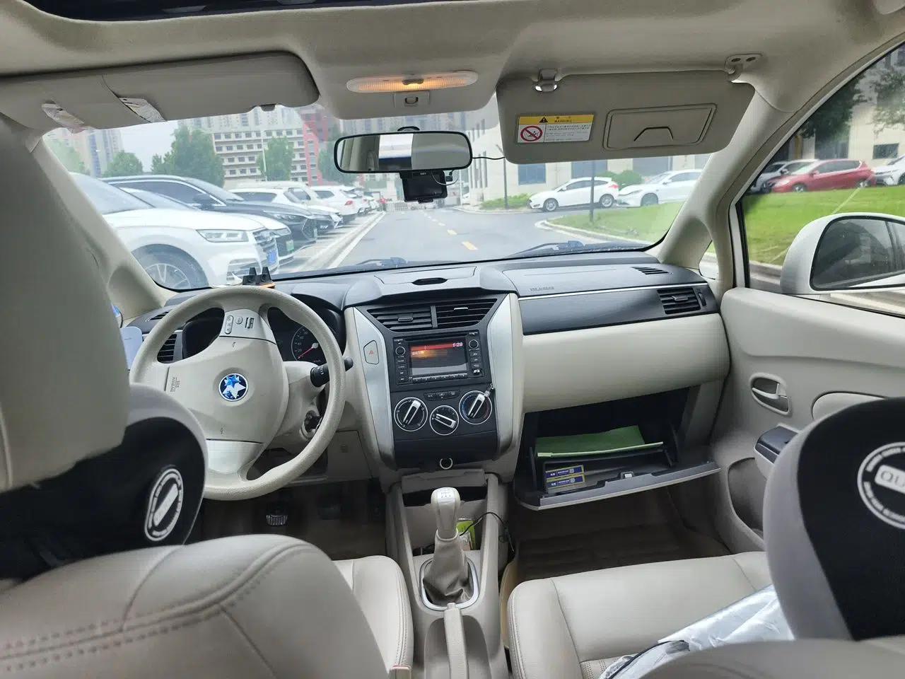 Venucia D50 2015 1.6L Manual Luxury Edition — миниатюра 19