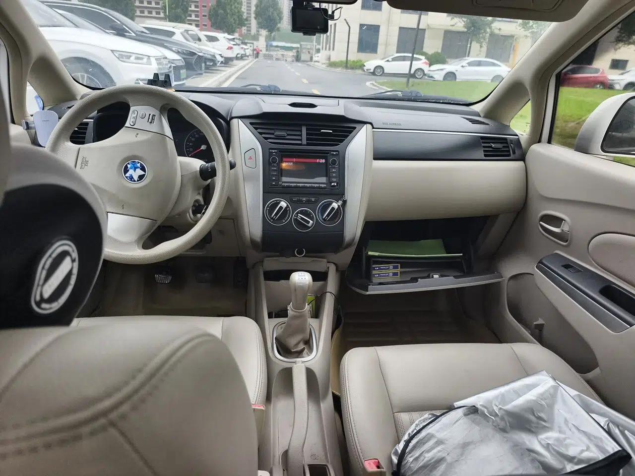 Venucia D50 2015 1.6L Manual Luxury Edition — миниатюра 10