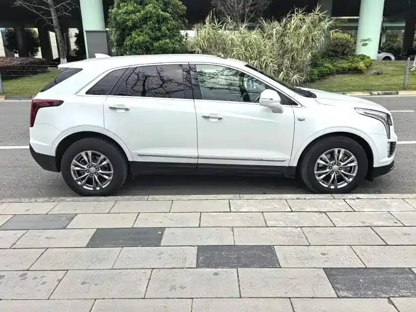Cadillac XT5 2021 2.0T 2WD Luxury — миниатюра 3
