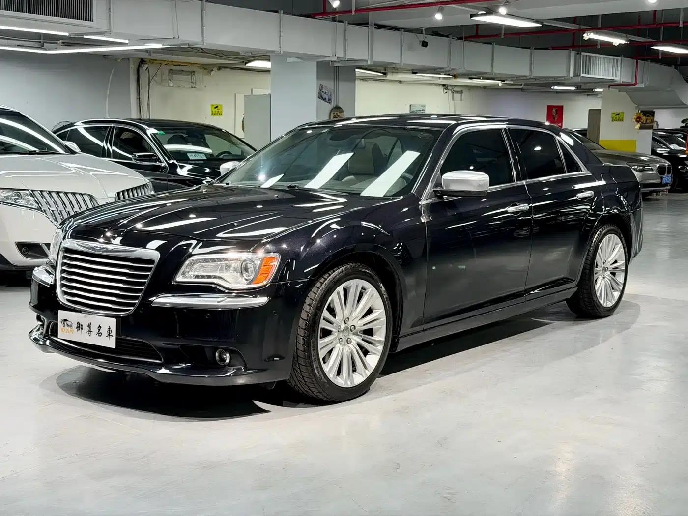 2013 Chrysler 300C Imported Model 3.6L Premium Edition — миниатюра 1