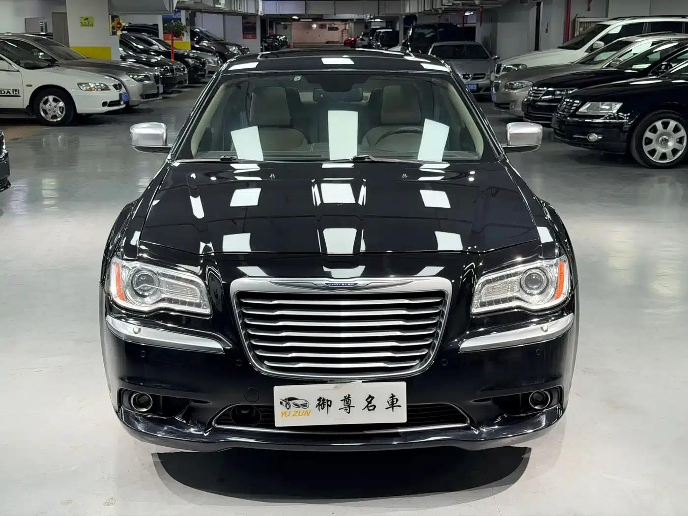 2013 Chrysler 300C Imported Model 3.6L Premium Edition — миниатюра 2