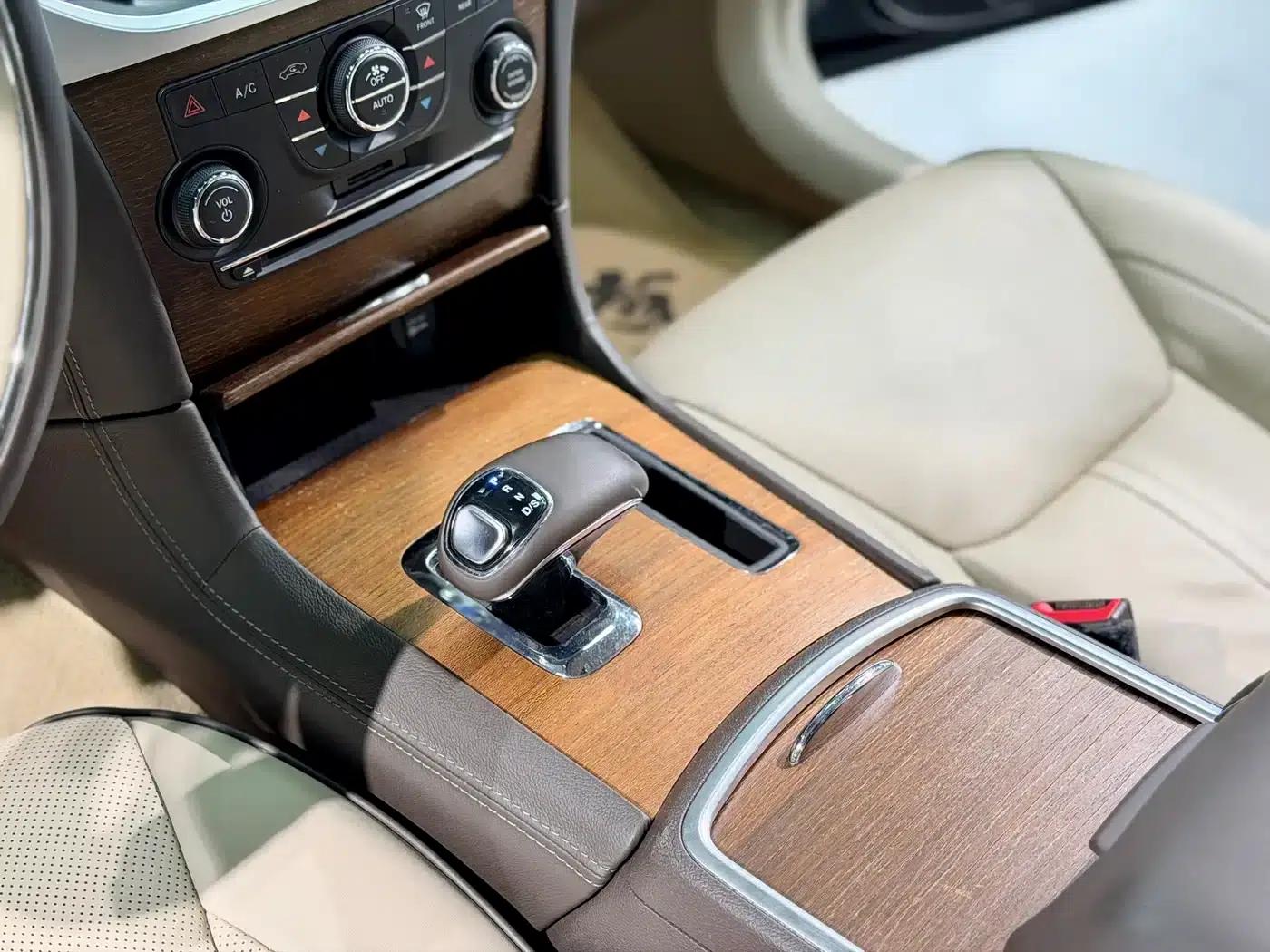 2013 Chrysler 300C Imported Model 3.6L Premium Edition — миниатюра 11