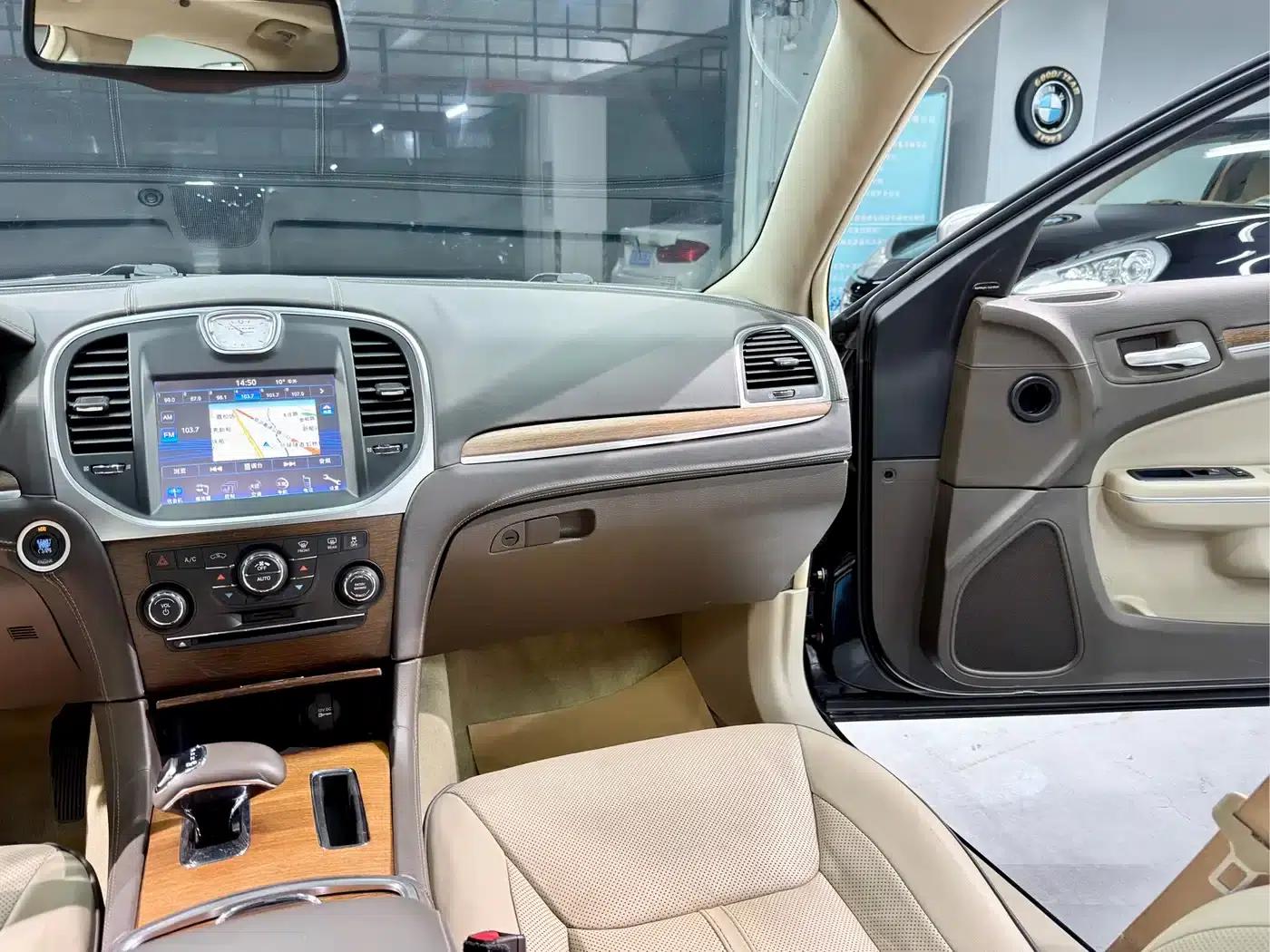 2013 Chrysler 300C Imported Model 3.6L Premium Edition — миниатюра 15
