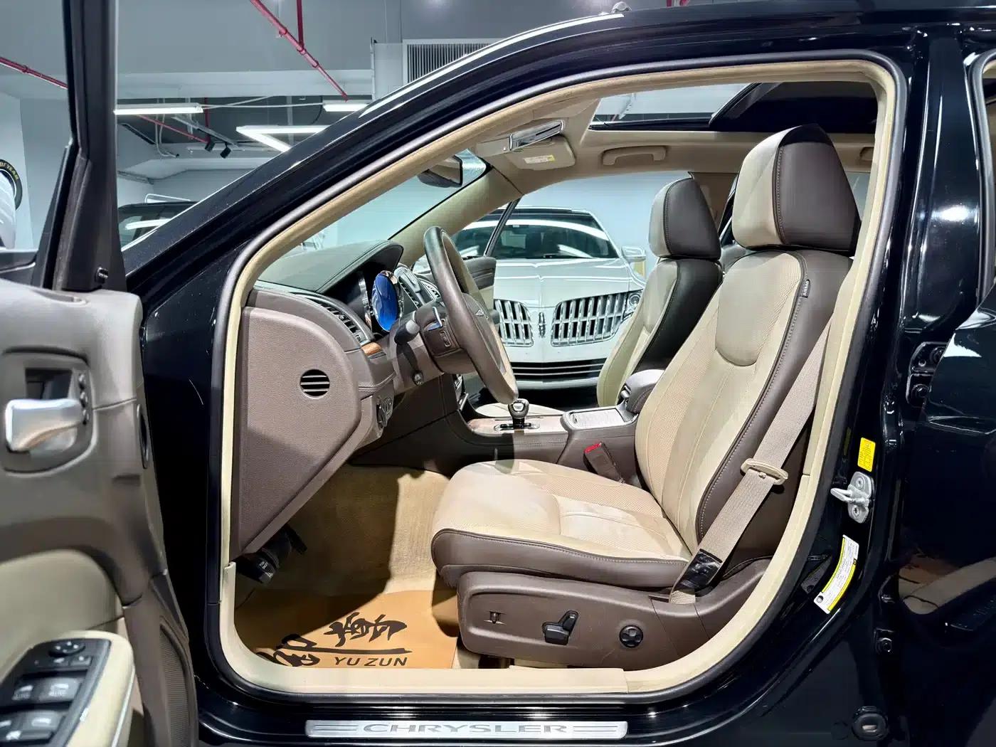 2013 Chrysler 300C Imported Model 3.6L Premium Edition — миниатюра 16