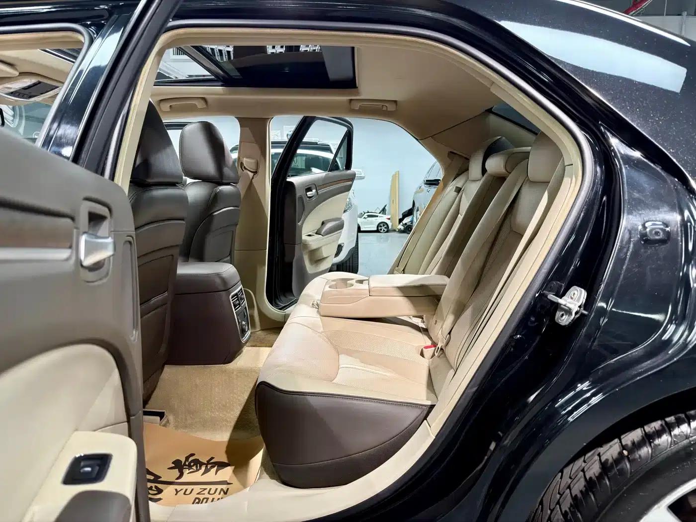 2013 Chrysler 300C Imported Model 3.6L Premium Edition — миниатюра 17