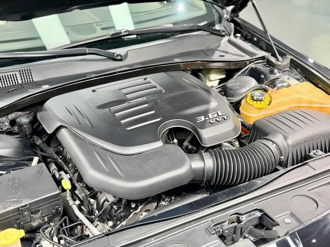 2013 Chrysler 300C Imported Model 3.6L Premium Edition — миниатюра 18