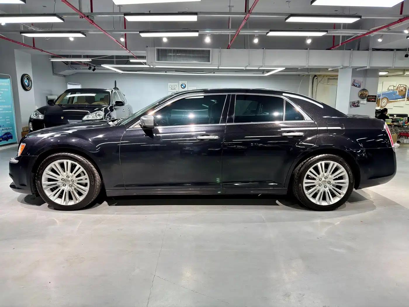 2013 Chrysler 300C Imported Model 3.6L Premium Edition — миниатюра 4
