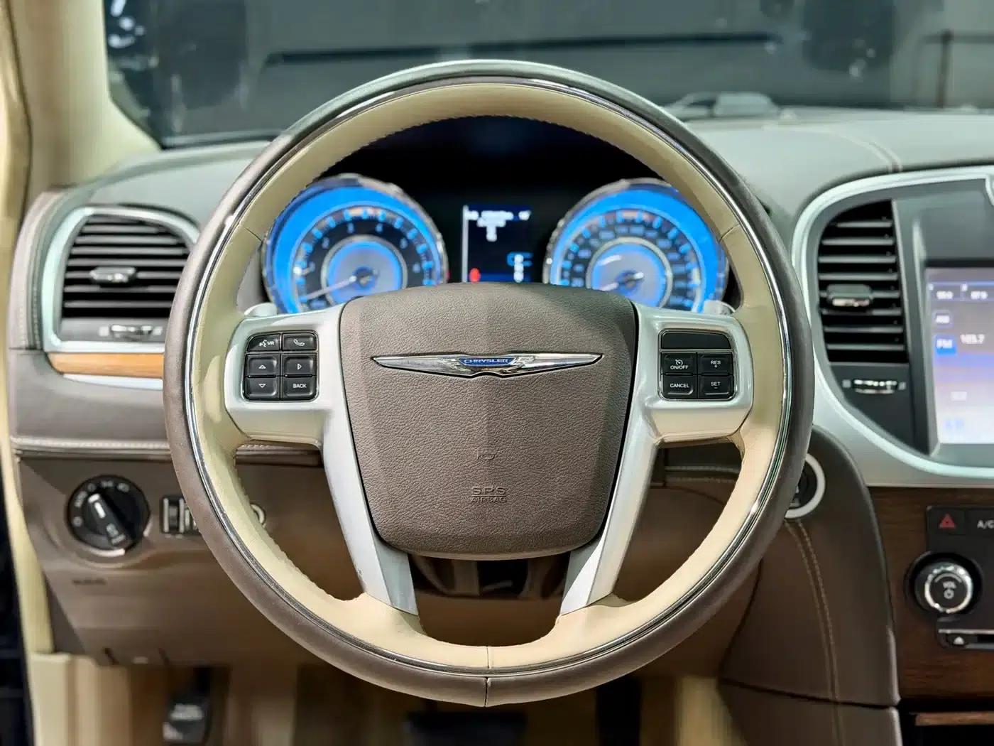 2013 Chrysler 300C Imported Model 3.6L Premium Edition — миниатюра 8