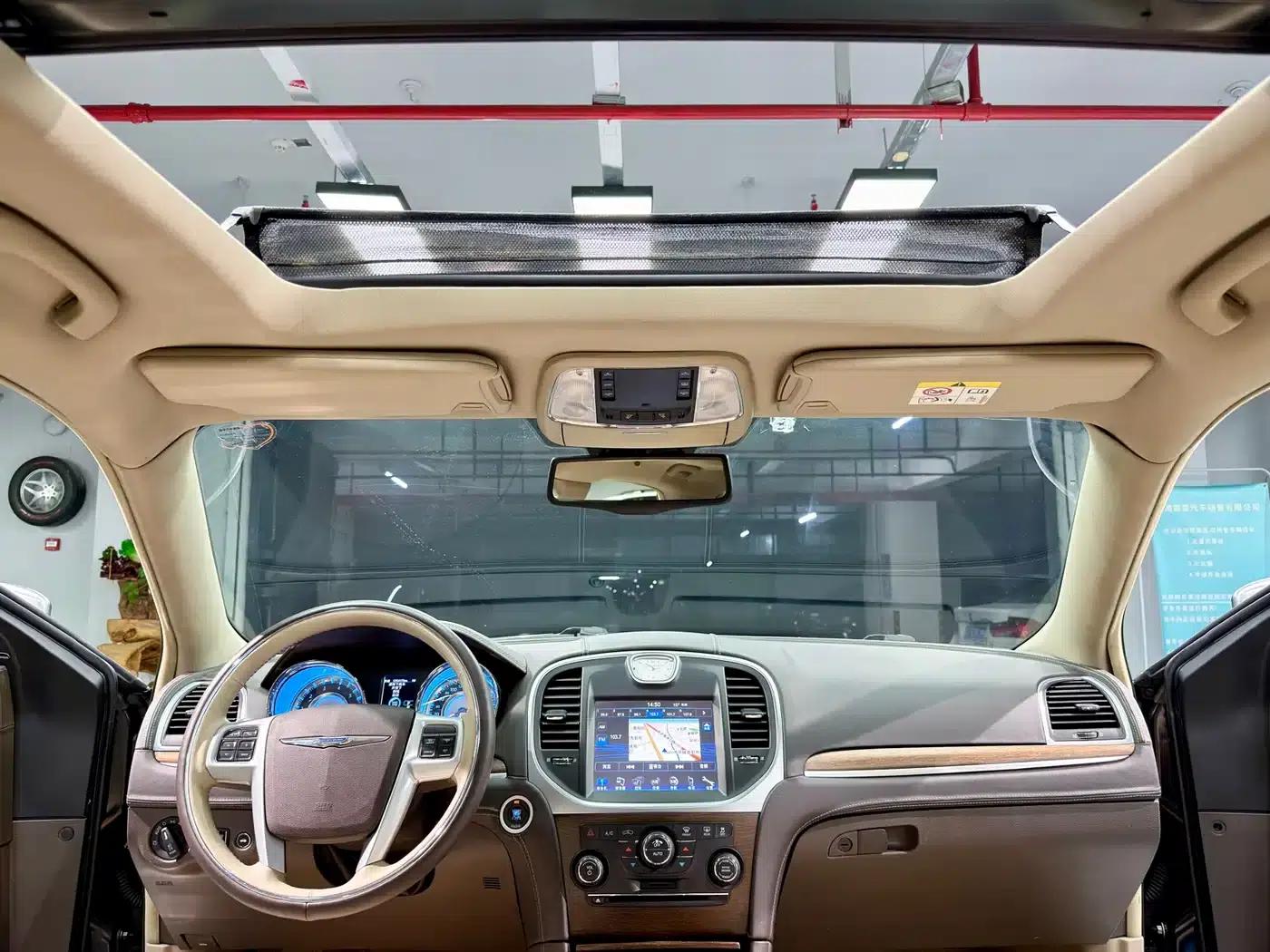 2013 Chrysler 300C Imported Model 3.6L Premium Edition — миниатюра 9