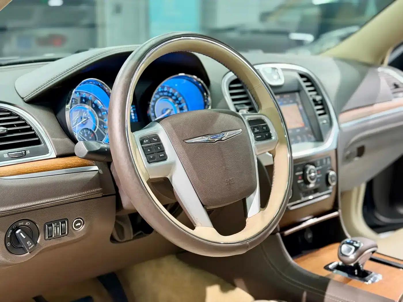 2013 Chrysler 300C Imported Model 3.6L Premium Edition — миниатюра 10