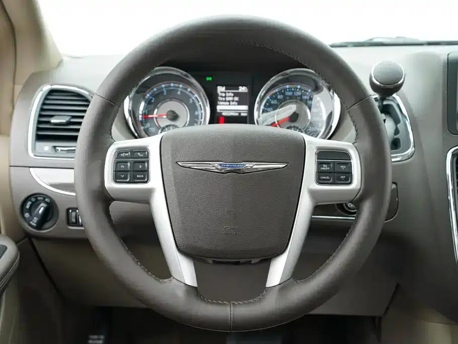 2013 Imported Grand Voyager 3.6L Luxury Edition — миниатюра 16
